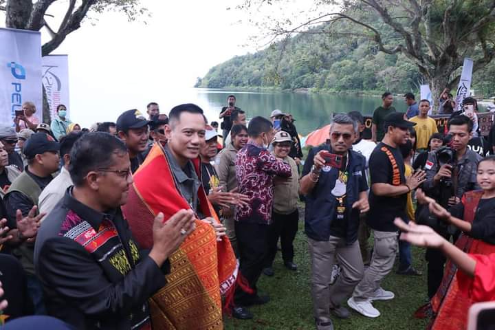 AHY Kagumi Keindahan Pantai Pakkodian, Danau Toba, Kabupaten Toba