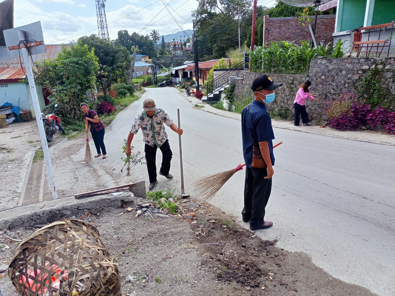 Gotong royong Dinas Komunikasi dan Informatika Kabupaten Toba