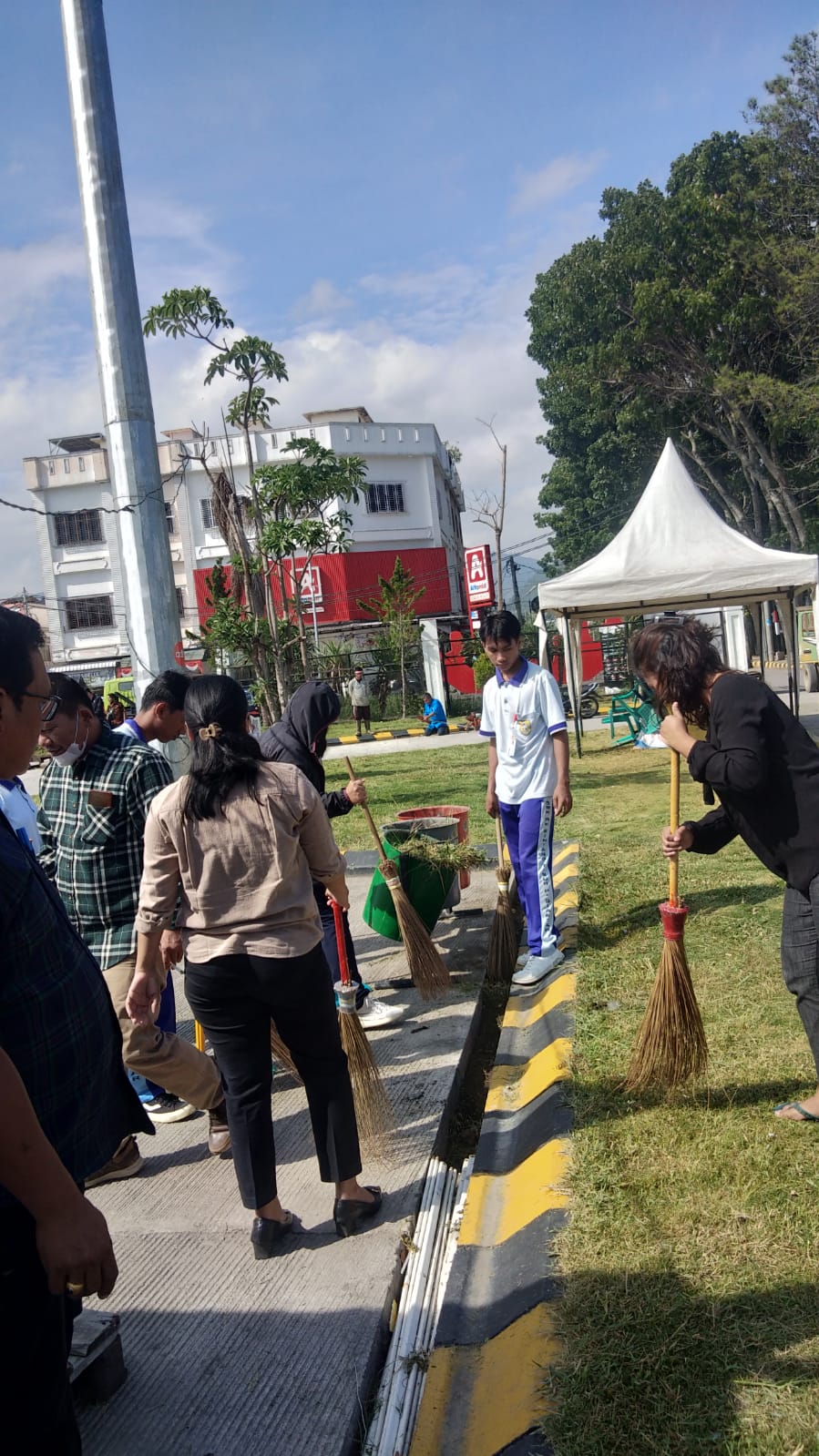 Pelaksanaan gotong royong untuk menyambut HUT RI ke 79